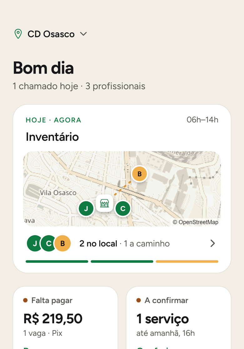 Tela inicial do app: o chamado de hoje com o mapa de quem chegou e de quem está a caminho, e as pendências para conferir e pagar